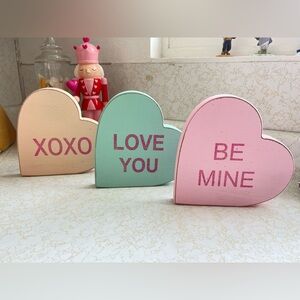 PAPER TO QUILL VALENTINES DAY LARGE WOOD STANDING CONVERSATION HEARTS PASTEL SET